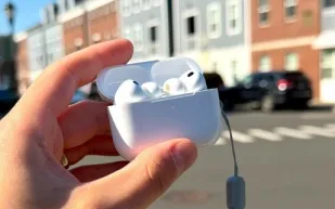 دون أن تنطق بكلمة.. سماعة AirPods Pro 3 قد تتيح لك التحدث بصمت