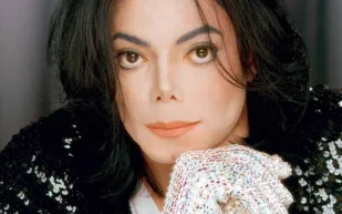 سر القفاز الواحد لملك البوب مايكل جاكسون: قطعة أصلية نادرة تُعرض للبيع 