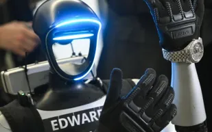 روبوت بشري يثير الإعجاب في وارسو: كيف طارد "إدوارد" الخنازير البرية؟ (فيديو)