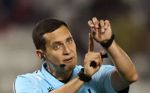 من هو رستم لطفولين.. الحكم الأوزبكي الذي يدير مباراة النصر والوصل؟