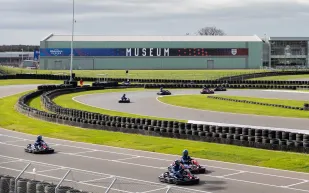 فندق سيلفرستون يكسر القواعد.. مسبح وأشجار نخيل في قلب "الفورمولا 1"!