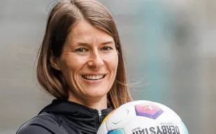 ماري لويز إيتا تكتب تاريخًا جديدًا: أول مدربة في الدوري الألماني للرجال!