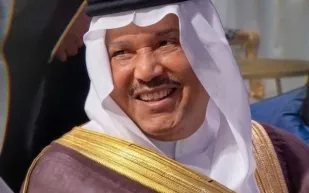 بـ "الخطوة العسيرية".. محمد عبده يخطف الأنظار في حفل زفاف نجله بدر  (فيديو)