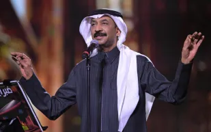 عبادي الجوهر يحتفل بعيد ميلاده على خشبة مسرح جامعة الأميرة نورة (فيديو)