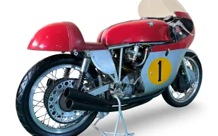 أرقام قياسية في مزاد بونهامز.. ثاني أغلى دراجة نارية بالتاريخ!