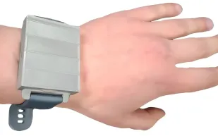 ليست للياقة فقط.. ساعة ذكية تكشف جزيئات البلاستيك داخل أعضائك (فيديو)