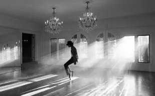 ليس مجرد تشابه في الملامح… كيف صنعت الأزياء روح فيلم «مايكل» الجديد؟