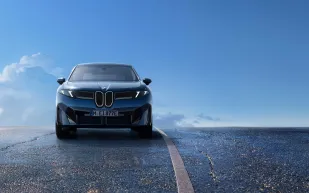 BMW iX3 تحصد لقب سيارة العام وأفضل كهربائية عالميًا (فيديو)