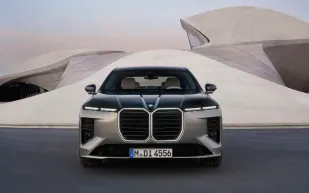 سيارة فاخرة بوجه جديد… BMW تطلق تحديثًا جذريًا للفئة السابعة (فيديو)