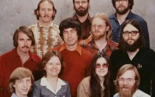 مايكروسوفت في عامها الـ 51.. أين ذهب الرواد الأوائل أصحاب الصورة التاريخية؟