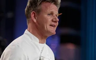 غوردون رامزي يختار الفخامة الهادئة: ساعة كالاتراڤا من باتيك فيليب