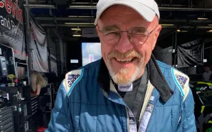 سباق يتحول إلى مأساة: وفاة سائق بعد اصطدام 7 سيارات (فيديو)