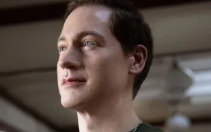 اختبار بسيط يكشف العمر البيولوجي لجسمك! براين جونسون يشرح الطريقة