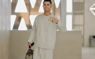 كريستيانو رونالدو ينسّق حقيبة Gucci بأسلوب رياضي لافت