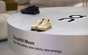 عندما يخرج الحذاء من علبته.. دبي مول يحتضن "Cloudtilt Moon"