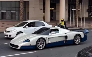 كنز بـ5 ملايين دولار.. مازيراتي MC12 تُفاجئ عشاق السيارات في ظهور نادر