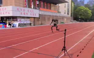 بسرعة 10 أمتار بالثانية.. الروبوتات البشرية الصينية تبهر العالم (فيديو)