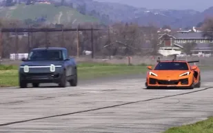 هل تهزم شاحنة كهربائية سيارة رياضية؟ مواجهة مثيرة بين ريفيان وكورفيت (فيديو)