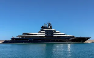 يخت "لومينانس" الفاخر من لورسن يخطف الأنظار في أنتيب بمواصفات استثنائية