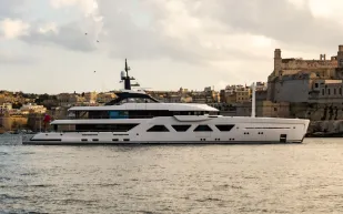 من معرض بالم بيتش إلى المتوسط.. رحلة اليخت ألفا الفاخر (فيديو)