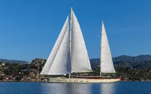 يخت ARES Simena.. يخت شراعي بتفاصيل داخلية أنيقة