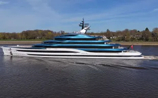 لارسن تسلم يخت "ديب بلو" بعد أربع سنوات من البناء