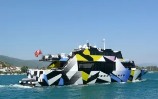 بتصميم "الخداع البصري" المذهل.. يخت Guilty يرسو في جزيرة هيدرا