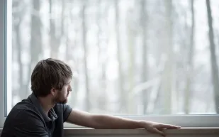 كيف يؤثر الجمود النفسي على كفاءة الشباب الذهنية؟ دراسة تكشف