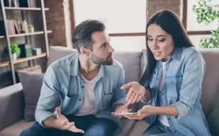 وفقًا لعلم النفس.. عادات صغيرة تُشعر الشريك بالوحدة رغم الحب 
