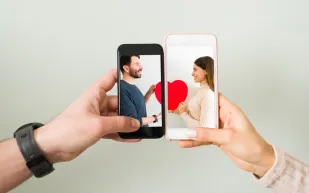 رسالتك الأولى بعد أول موعد رومانسي: دراسة تكشف التوقيت المثالي للإرسال