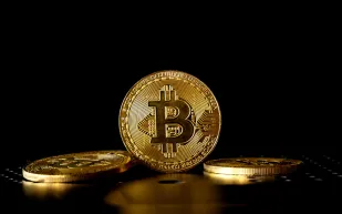 بيتكوين تتراجع دون 77 ألف دولار.. هل انتهت موجة الصعود؟