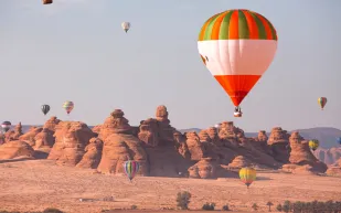 كأنها مشهد سينمائي.. منطاد يهبط في فناء منزل بكاليفورنيا (فيديو)