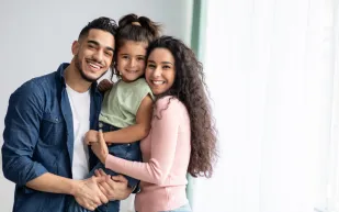 ما الذي يهدد سعادة الأزواج بعد إنجاب الأطفال؟ دراسة توضح