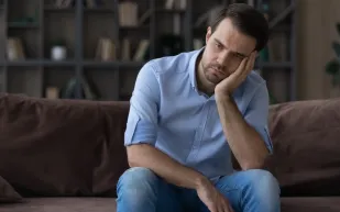 لماذا يُصاب بعض الناس بالاكتئاب بعد الألم المزمن دون غيرهم؟  