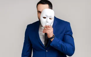 هل يسبب الدماغ النفاق؟ دراسة تشرح لماذا لا نترجم معرفتنا بالصواب إلى فعل