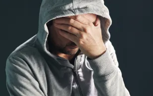 دراسة تكشف تأثير التشكيك في الرجولة على الصحة النفسية للرجال