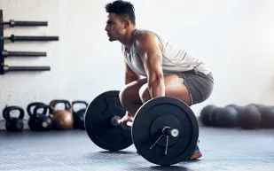 عضلات مفتولة وقدرة مهددة.. كيف تؤثر التمارين العنيفة على الرجل؟ خبراء يجيبون