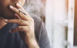 لماذا يلجأ مرضى الألم المزمن إلى التدخين؟ دراسة تكشف