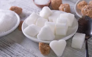 تأثير الحلويات على مزاجك: هل يعزز السكر مشاعر القلق والتوتر؟