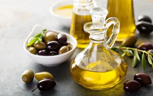 زيت الزيتون البكر الممتاز مقابل الزيت المكرر.. أيهما أفضل لعقلك؟
