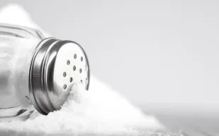 الإفراط في الملح.. هل يسرّع فقدان الذاكرة لدى الرجال؟