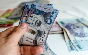 تباين أسعار العملات أمام الريال  اليوم الاثنين 27 إبريل 2026