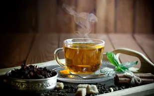 ماذا يحدث لجسمك عند شرب الماء الساخن مع الليمون يوميًا؟