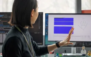 ساعة ذكية تسمع إيماءاتك وتحوّلها إلى أوامر 