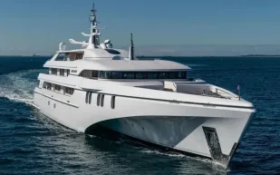 "White Rabbit": يخت ثلاثي الهيكل يغير قواعد الرفاهية البحرية بتصميم مبتكر