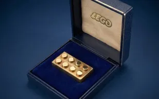 قطعة LEGO ذهبية تتحول إلى نجمة مزاد عالمي للمقتنيات النادرة