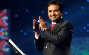 راشد الماجد يطرح "تستاهل العنوة" في عمل رومانسي جديد (فيديو)