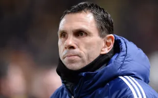 رد فعل غريب من مدرب الخليج خلال مواجهة الهلال (فيديو)