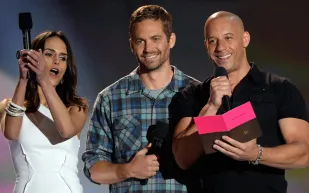 بعد 13 عامًا على رحيله.. بول ووكر حاضر في احتفالية Fast and the Furious (فيديو)