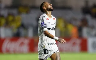 زلزال في البرازيل.. أسطورة السامبا يطالب بشطب اسم نيمار من الحسابات